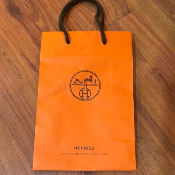 Hermès shopping bag. Measure 6 x 3 x 9 - Picture 1 of 6